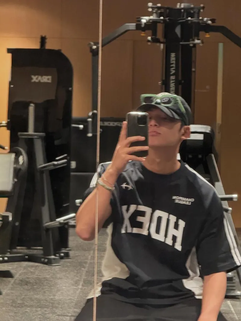 “조용한 밤을 채우는 쉼”…민규, 헬스장 셀카→힐링 일상 속으로 / 그룹 세븐틴 민규 인스타그램
