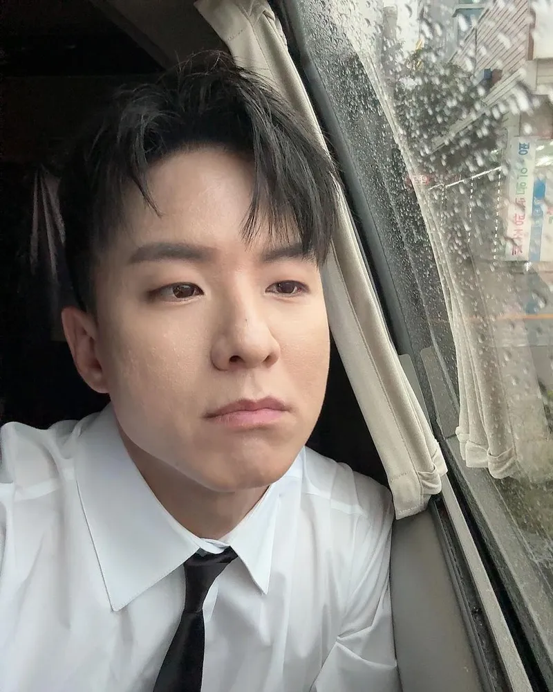 “분명 노래하고 나면 다 젖겠지”…나태주, 빗속 무드→감성 폭발 셀카 / 가수 나태주 인스타그램