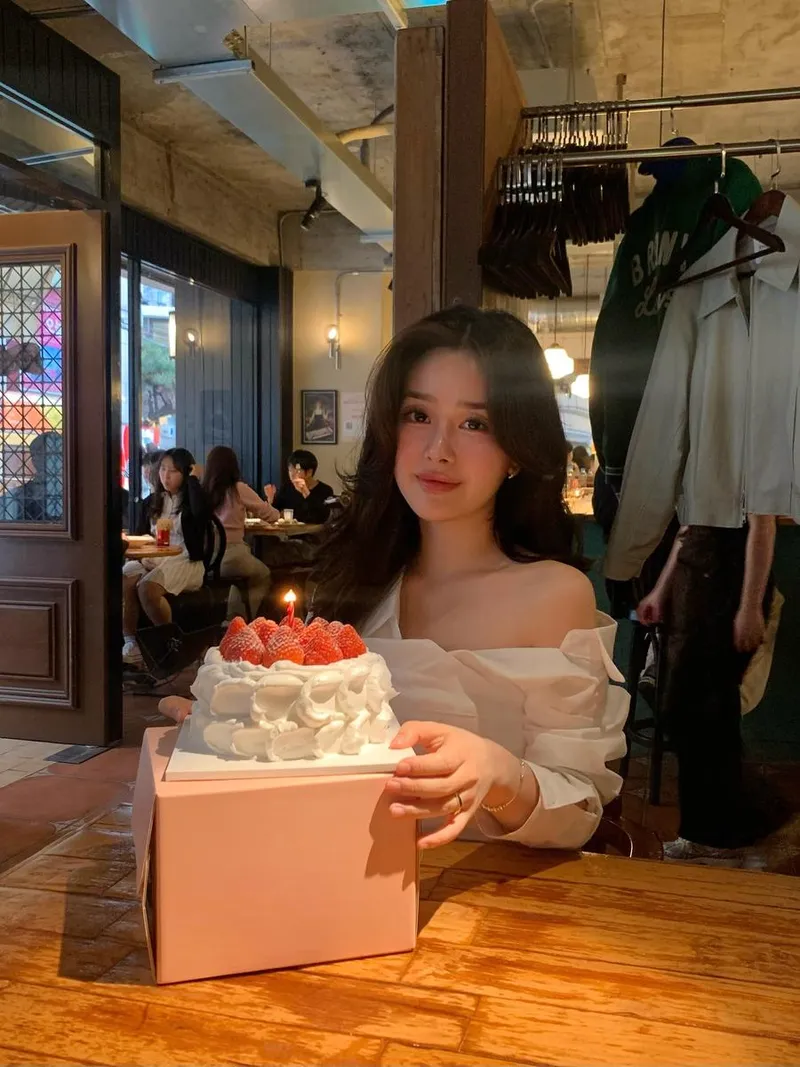 “이 영광을 레이디들에게”…박다교, 딸기케이크 앞 환한 미소→설렘 가득 근황 / 너의 연애 출연자 박다교 인스타그램