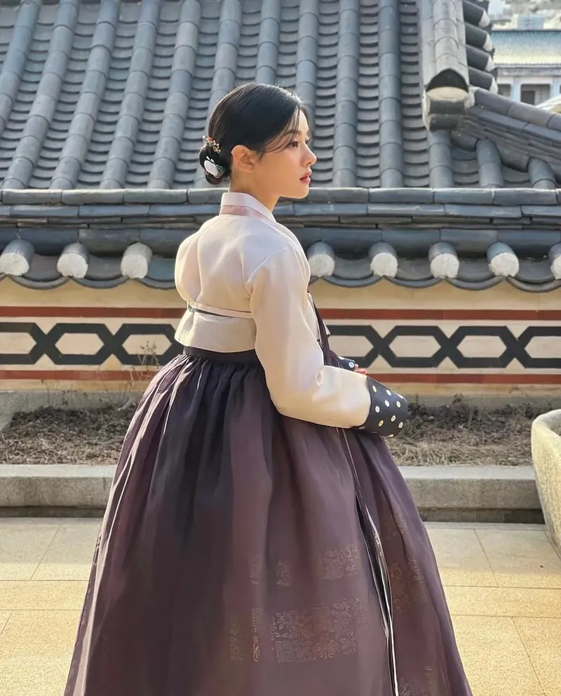“고요한 여름 저녁”…주하늘, 담담한 한옥마당→감성 한복 자태 / 하트페어링 출연자 모델 주하늘 인스타그램