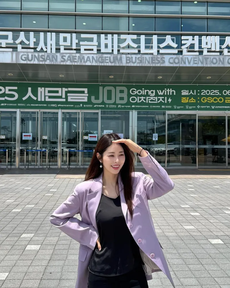 “취업은 늘 어려운 과제인 것 같습니다”…서동주, 북콘서트 현장→여름 햇살 아래 미소 / 방송인 서동주 인스타그램