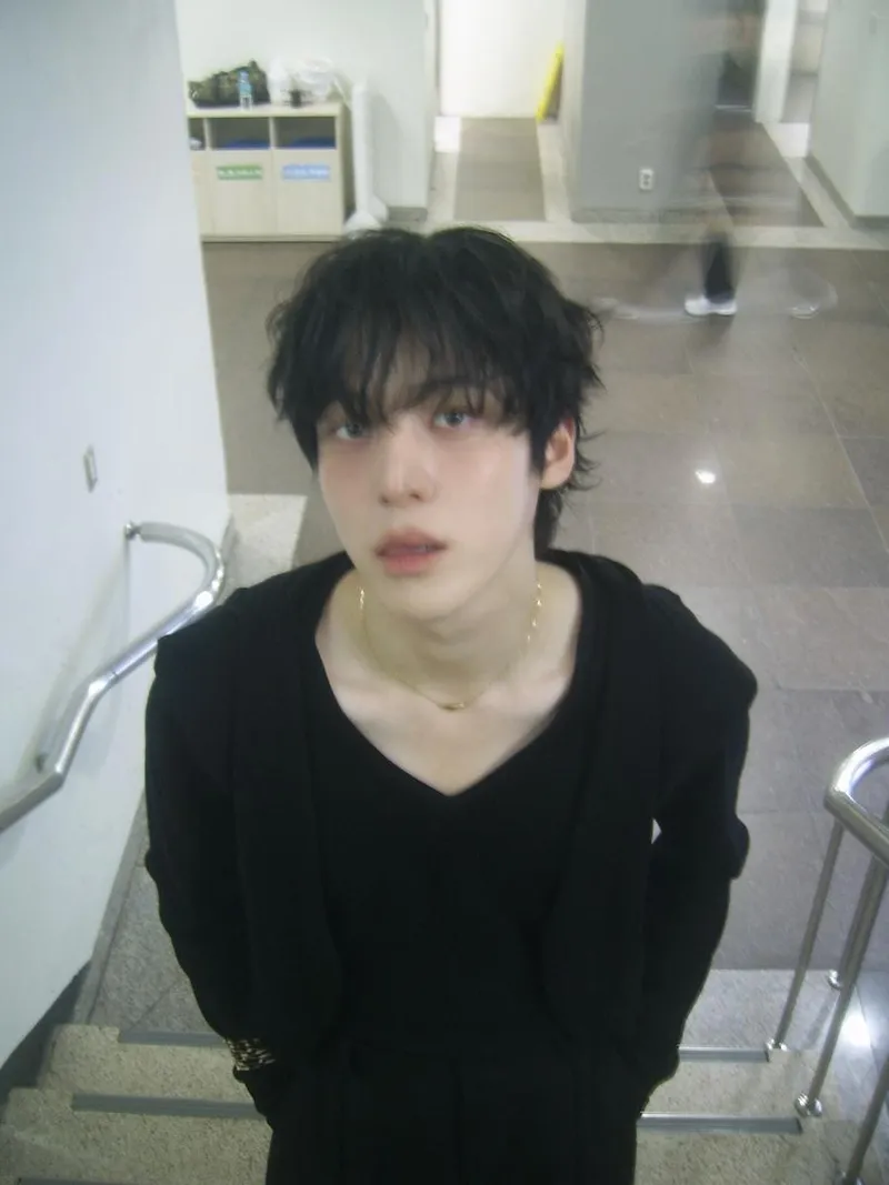 “아득한 시선이 닿는 곳”…윤호, 흐릿한 순간→몽환적 존재감 / 그룹 에이티즈 윤호 인스타그램