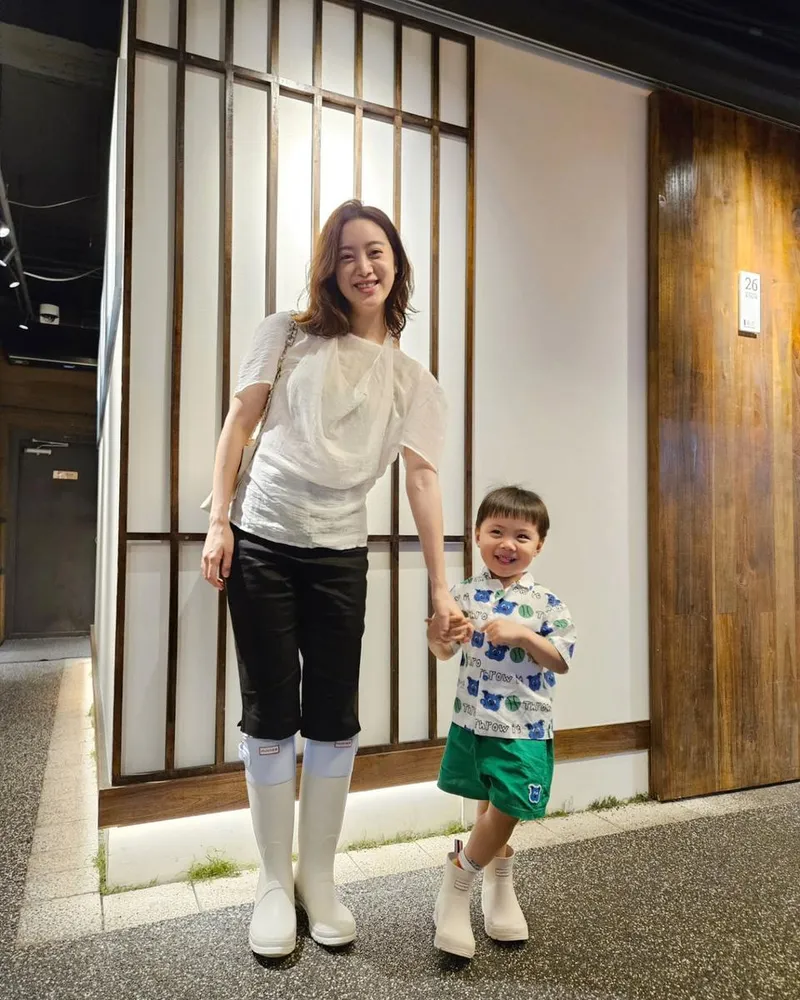“꽃받침은 성공”…우혜림, 아들과 빛나는 미소→초여름 저녁 풍경