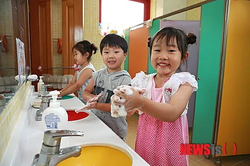 “수족구병 확산 경보”…엔테로바이러스, 여름철 영유아 건강관리→예방 해법 분석