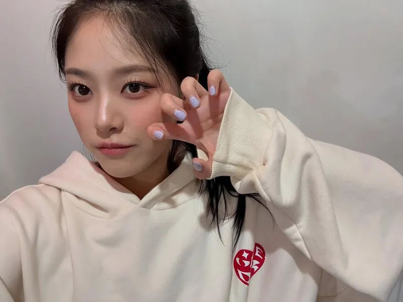 “맑아진 시선 속 한 줌의 다정”…현진, 청초함 머금은 포즈→무심한 매력 / 걸그룹 이달의 소녀 현진 인스타그램