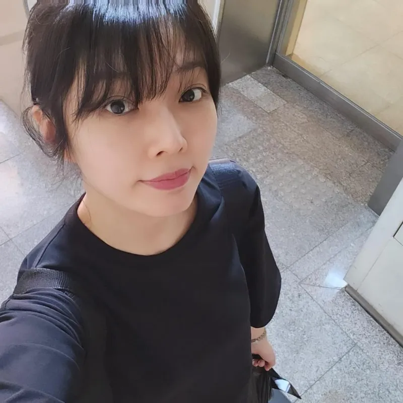 “아픔을 지나 꽃 피운 순간”…한은선, 여운 남긴 셀카→담담한 감동 / 배우, 화가 한은선 인스타그램