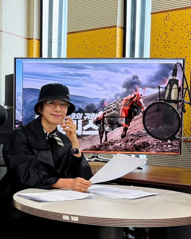 “뭉클한 이야기 전하고 싶었어요”…김희애, 제주 방음실 속 몰입→청각을 울린 여름의 순간 / 배우 김희애 인스타그램