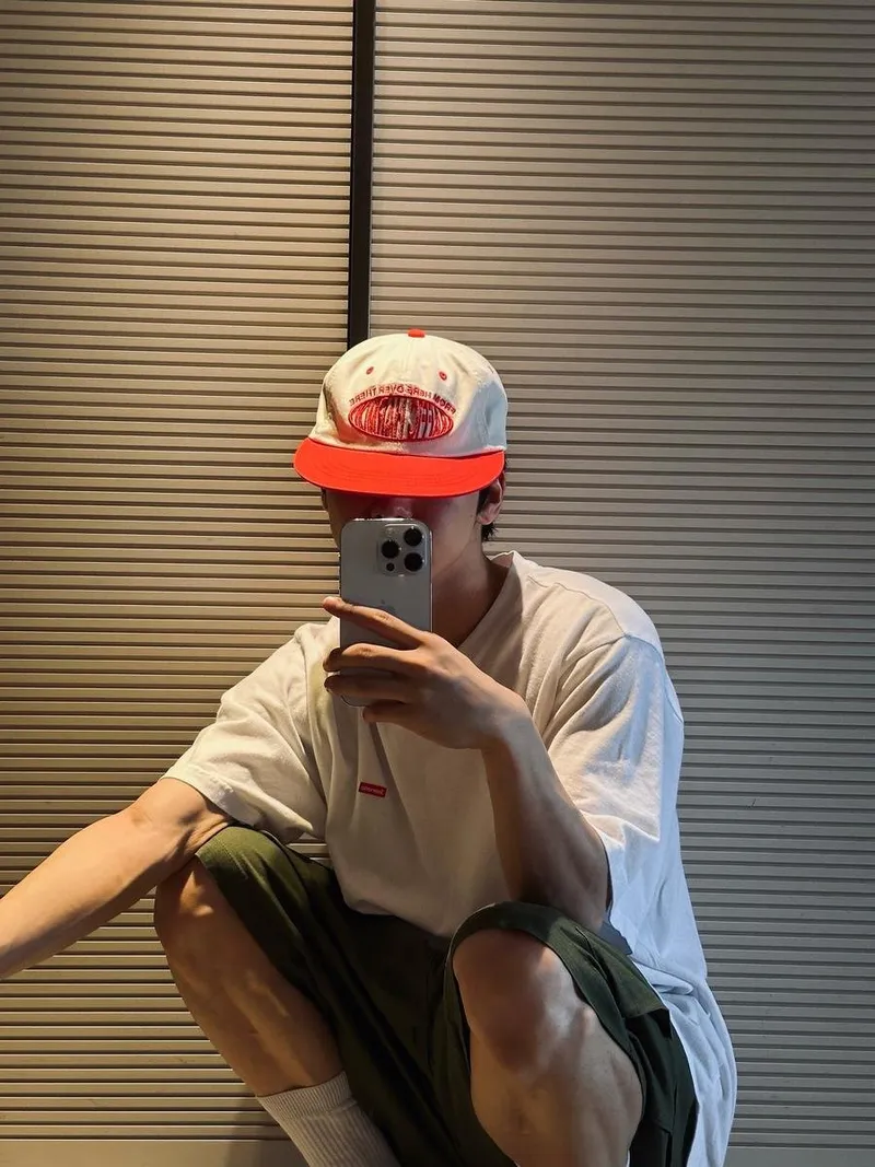 “33도의 낮, 여름처럼”…유, 힙한 수트→자유분방 셀카 / 그룹 온앤오프 유 인스타그램