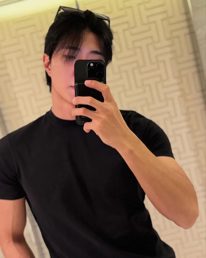 “거울 너머 오늘”…와이엇, 고요한 셀카→여름 감성 자아내다