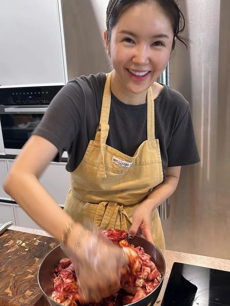 “밥 차려주고 가기”…장영란, 즐거운 손끝→주방 가득 온기 / 방송인 장영란 인스타그램