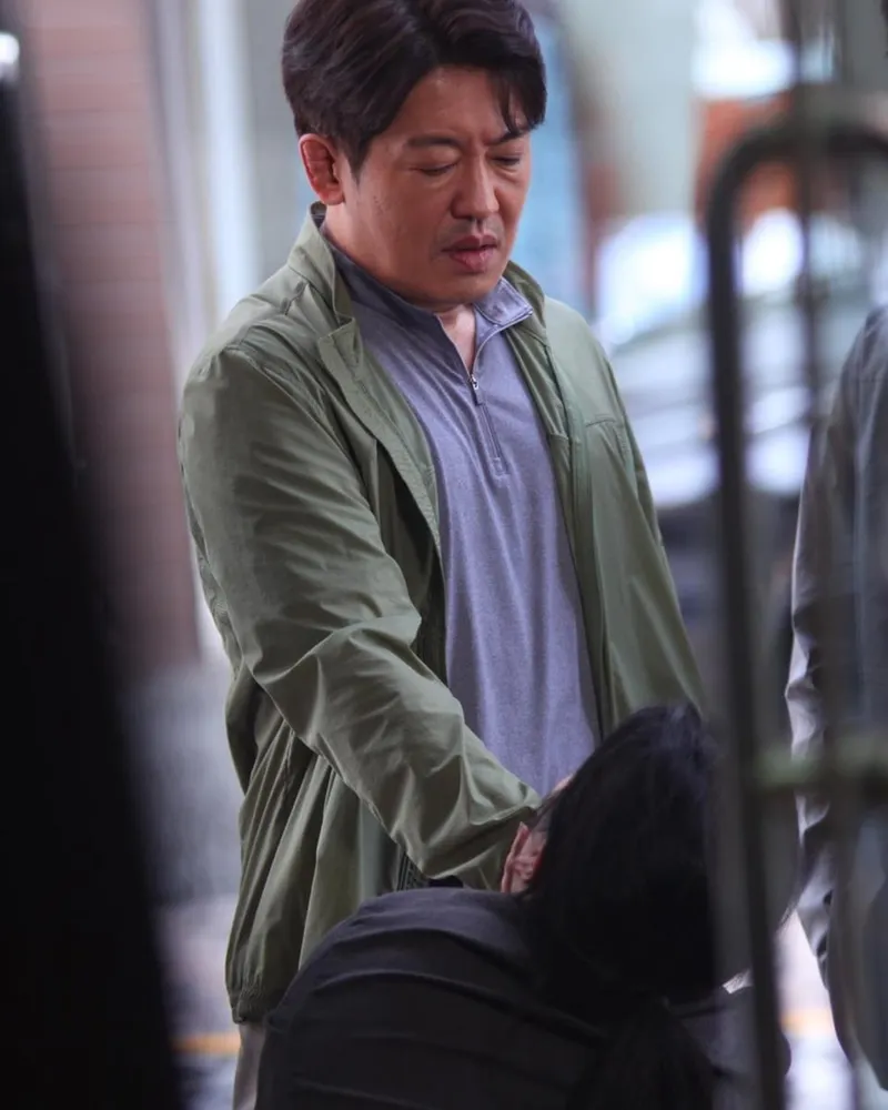 “하필 내 옆에”…허성태, 묵직한 눈빛→긴장감 속 촬영 현장 / 배우 허성태 인스타그램