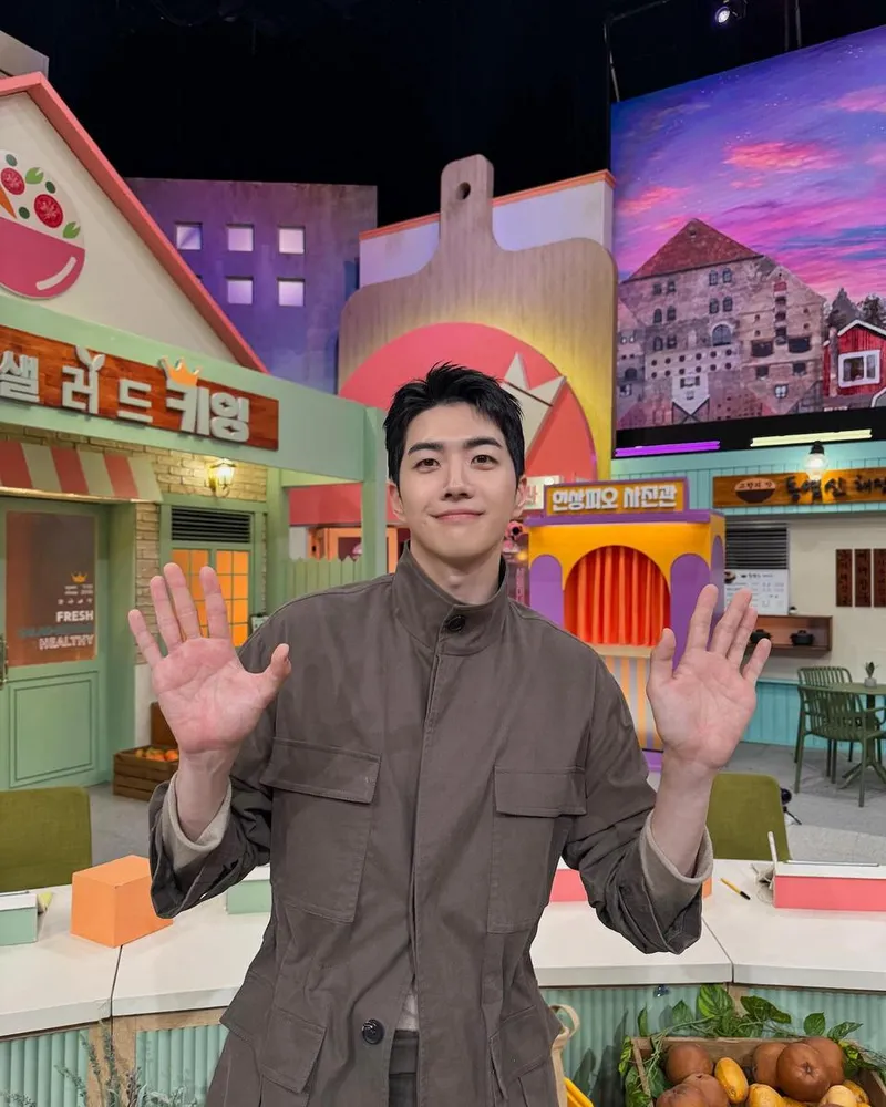 “놀라운 토요일”…강훈, 환한 손인사→스튜디오 시선 압도 / 배우 강훈 인스타그램