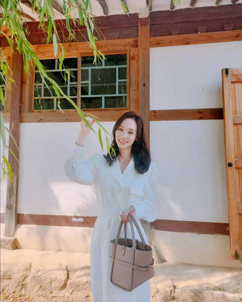 “오늘도 함께 해주실꺼지요”…한수연, 한옥 풍경 속 미소→여름 감성 가득 / 배우 한수연 인스타그램