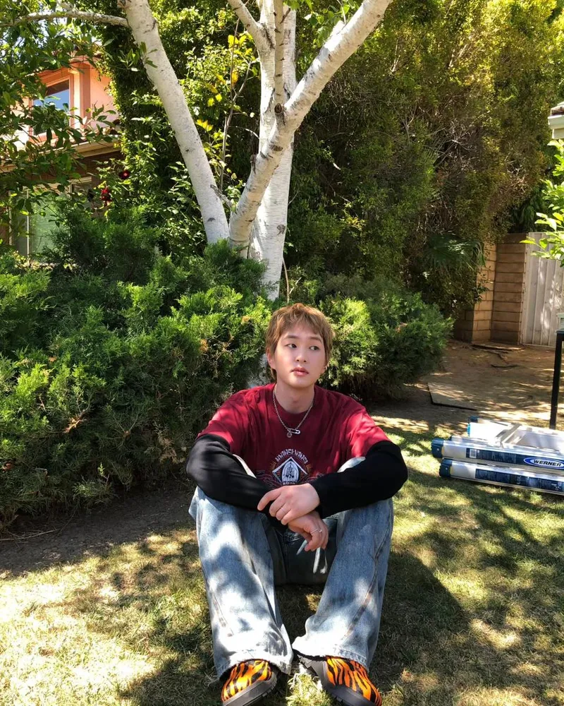 “컨피던스 가쟈”…온유, 초여름 햇살 아래→자신감 담은 여유 / 샤이니 온유 인스타그램