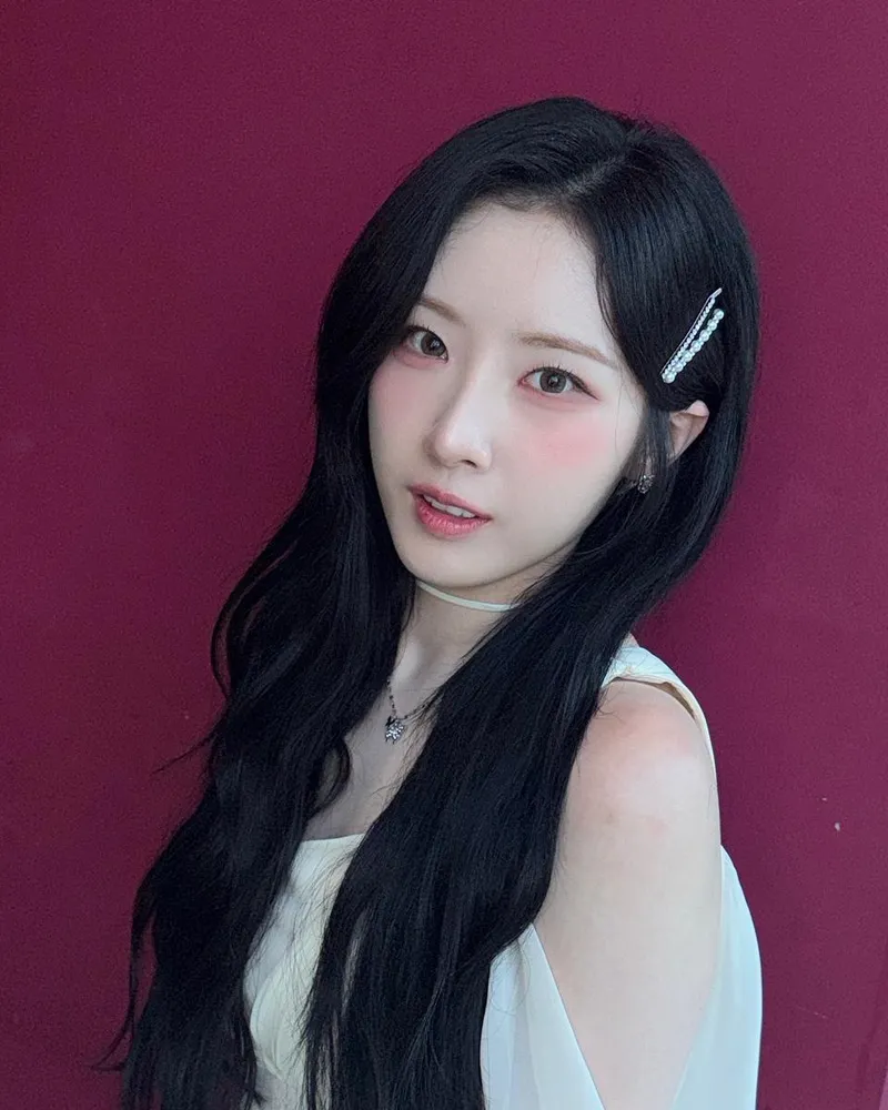 “여름 햇살 아래 담백한 시선”…하슬, 깊은 눈빛→청초한 분위기 / 걸그룹 아르테미스 하슬 인스타그램
