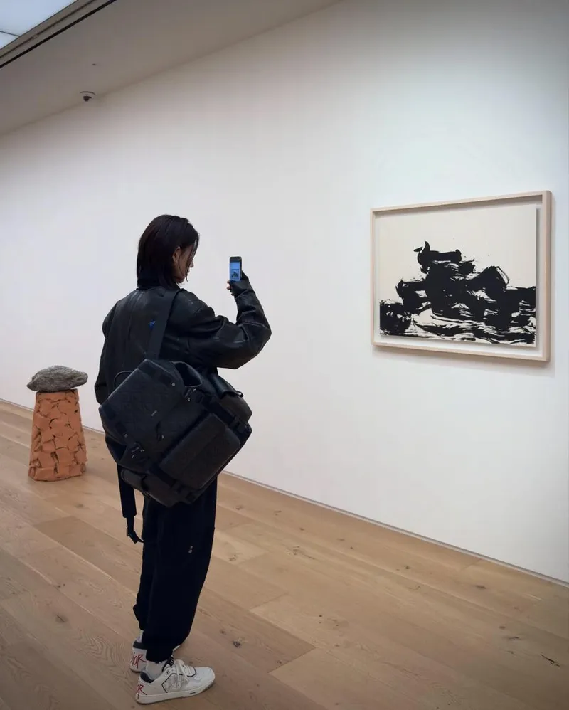 “연하로 집을 삼고 풍월로 벗을”…남사랑, 고요한 전율→전시장 단독 관람 / 모델 남사랑 인스타그램