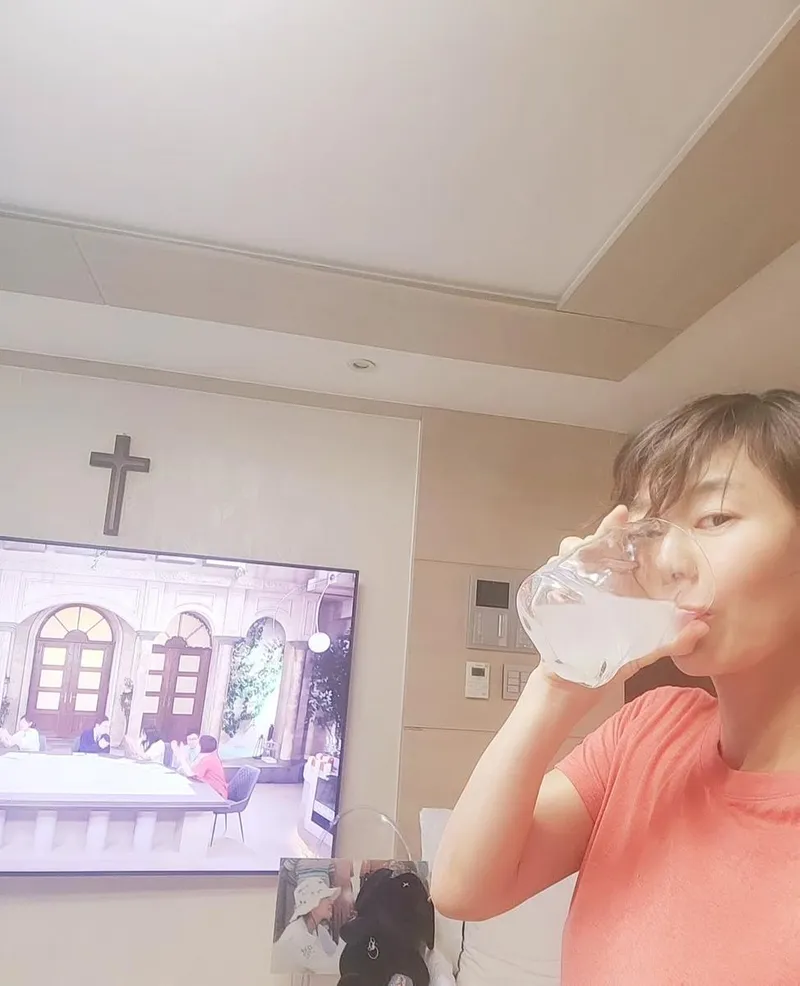 “아침 루틴으로 속을 깨웁니다”…예지원, 햇살 속 건강한 시작→여유 가득 셀카 / 배우 예지원 인스타그램