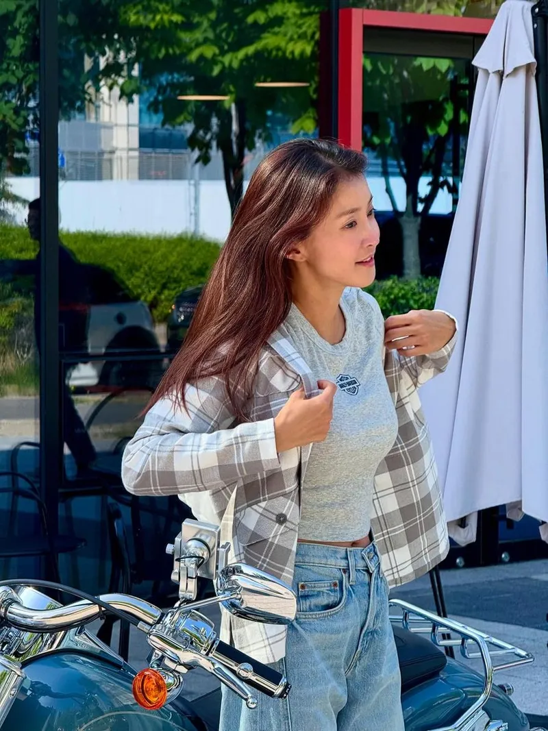 “이른 여름 공기처럼”…이시영, 청량함 속 자유→바이크 앞 설렘 가득 / 배우 이시영 인스타그램