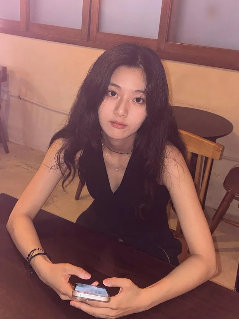 “무심한 듯 깊어진 눈빛”…신은수, 여름 밤의 자유→몽환적 분위기 / 배우 신은수 인스타그램
