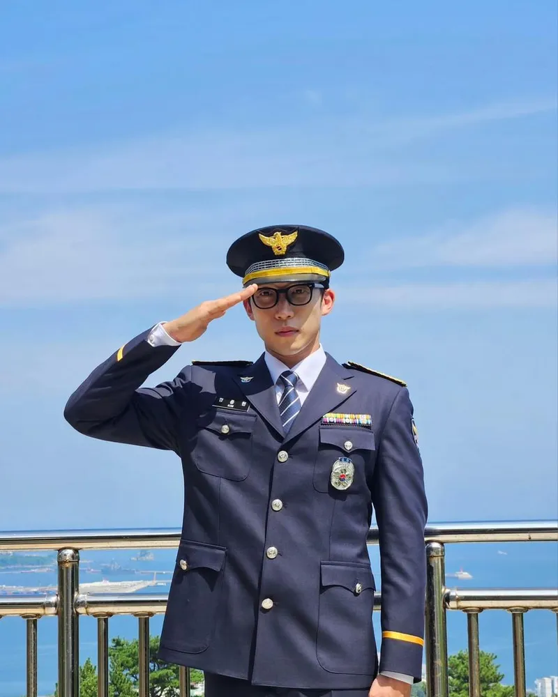 “충성, 새로운 각오”…이상이, 푸른 제복 속 전율→경사 김종현 변신 / 배우 이상이 인스타그램