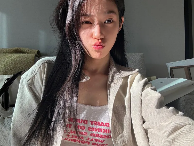“햇살에 스며든 오늘”…노윤서, 한낮 여름 감성→러블리 반전 미소 / 배우 노윤서 인스타그램