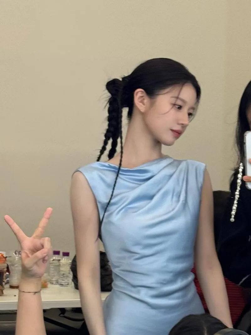 “은은한 여름빛처럼”…고윤정, 청명한 미소→블루 드레스 자태 / 배우 고윤정 인스타그램