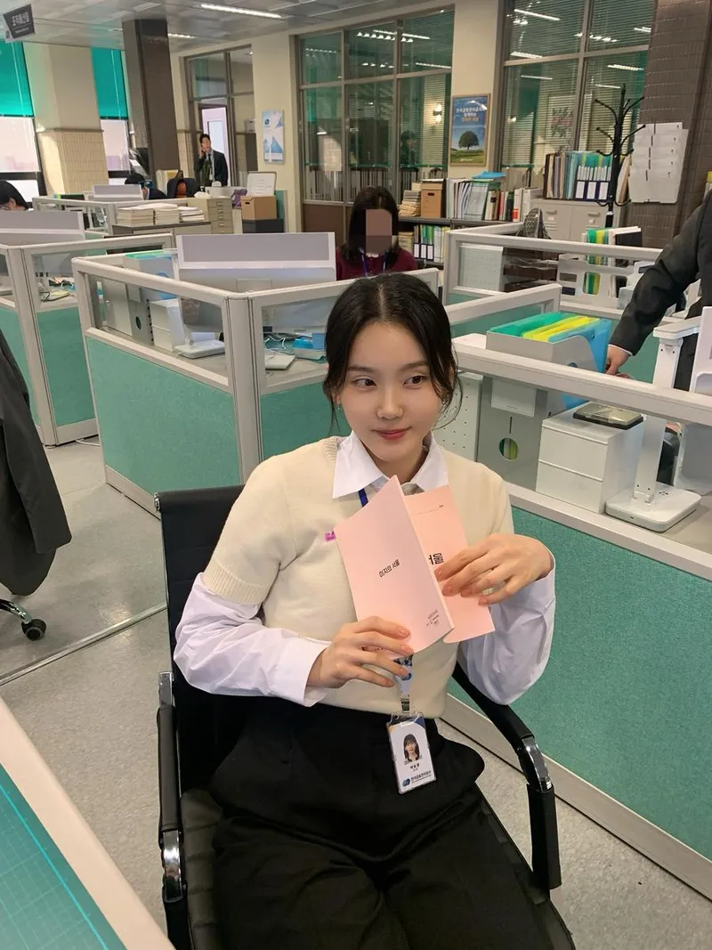 “오늘도 미지의 서울 볼 사람”…심소영, 청량한 미소→직장인 변신 눈길 / 배우 심소영 인스타그램