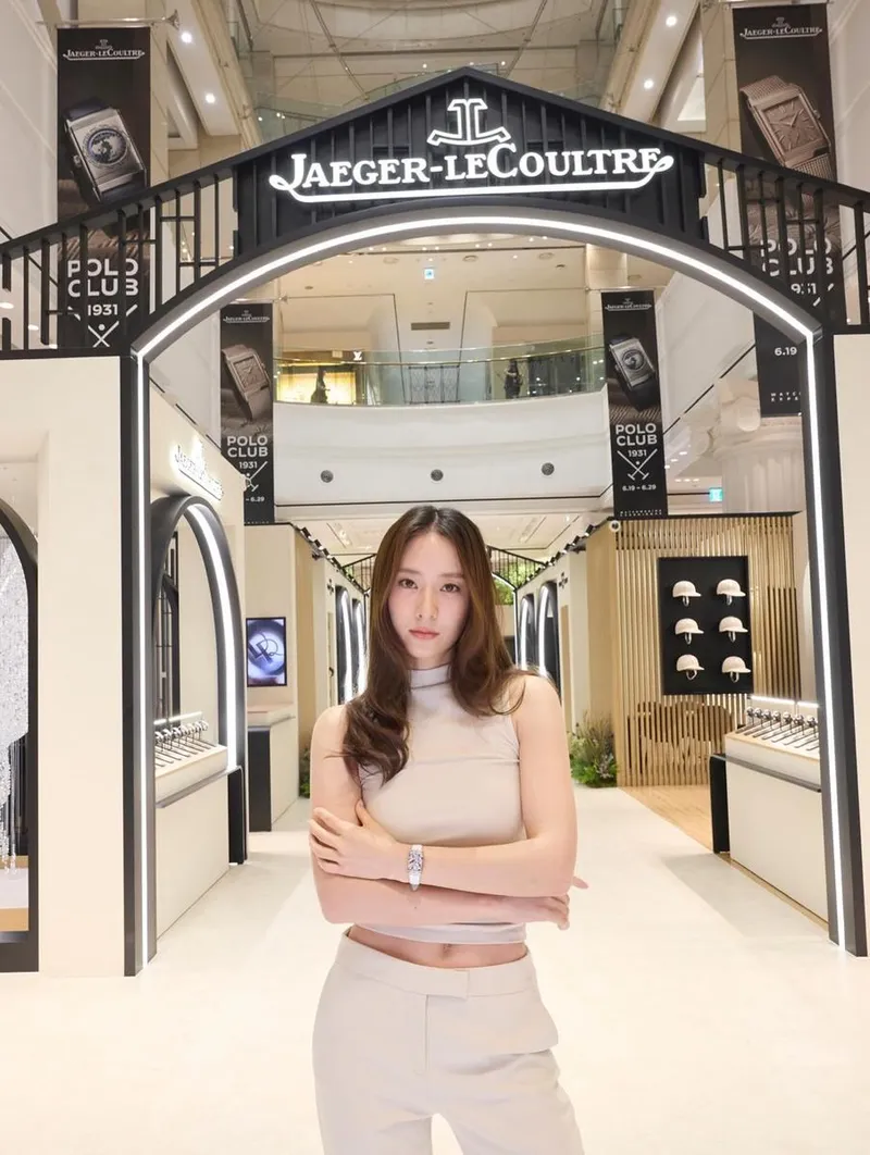 “유려한 곡선에 담긴 여름의 결”…정수정, 시계 향한 시선→도회적 미 감탄 / 걸그룹 에프엑스 정수정 인스타그램