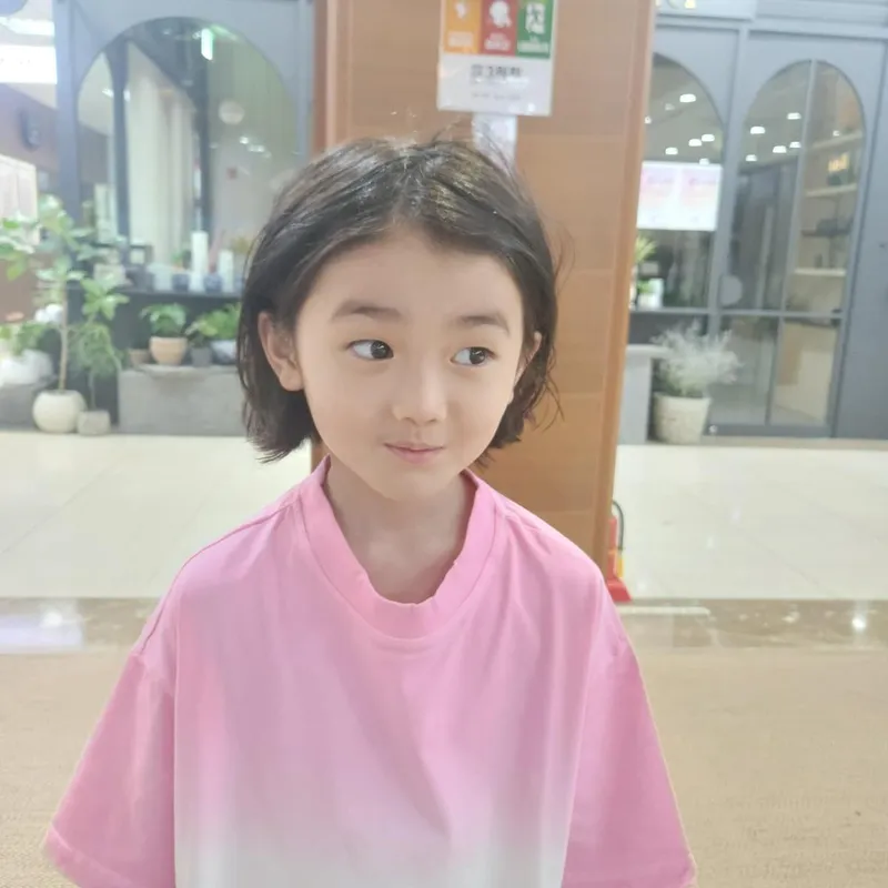 “외삼촌 미용실의 작은 재치”…정미애, 단발 머리→사르르 번진 미소 / 가수 정미애 인스타그램
