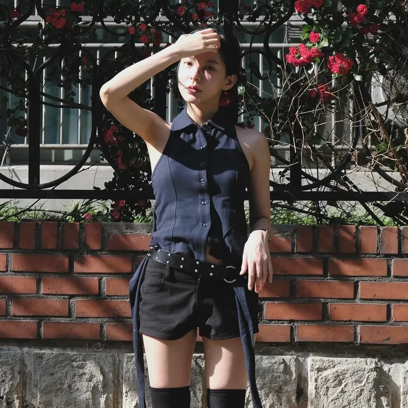 “붉은 꽃과 빛 속을 걷는다”…신수현, 여름 햇살 아래→도시적 감성 폭발 / 배우 신수현 인스타그램