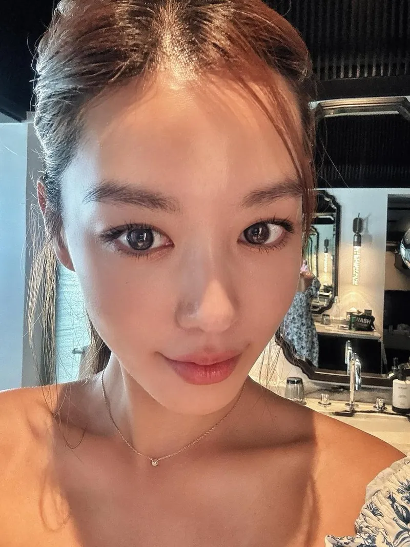 “빛의 결로 물든 오후”…김희정, 여름빛 시선→청명한 셀카 미학 / 배우 김희정 인스타그램