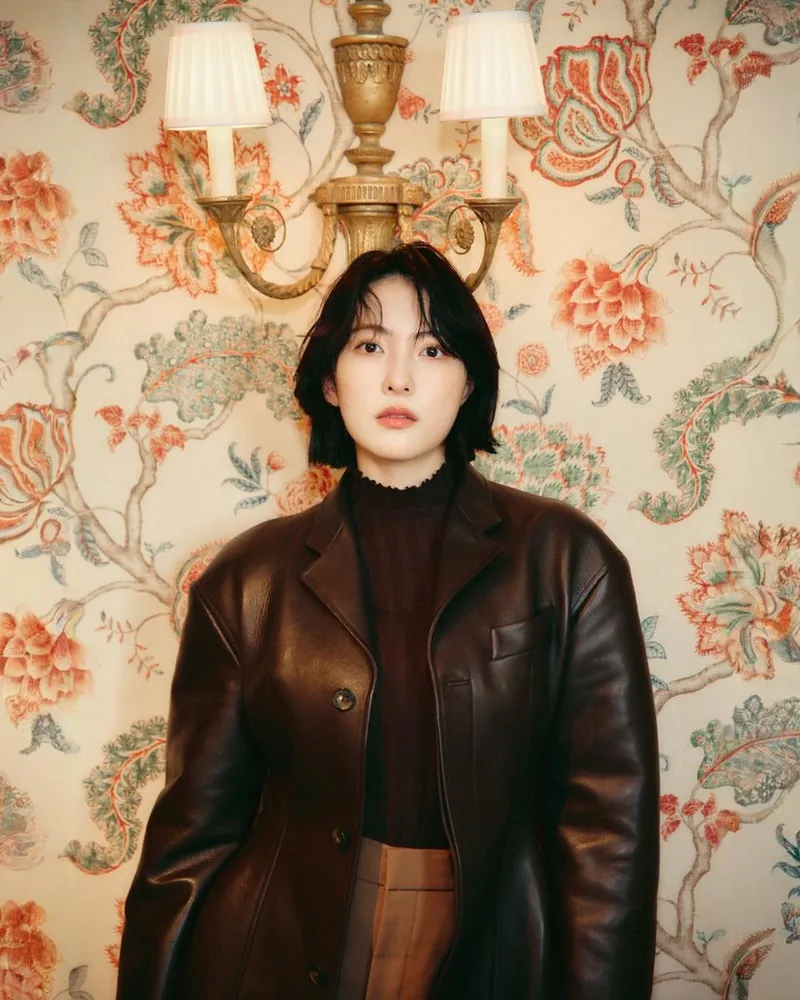 “앤틱 무드의 시선”…강지영, 고요한 포즈→클래식 분위기 / 걸그룹 카라 강지영 인스타그램