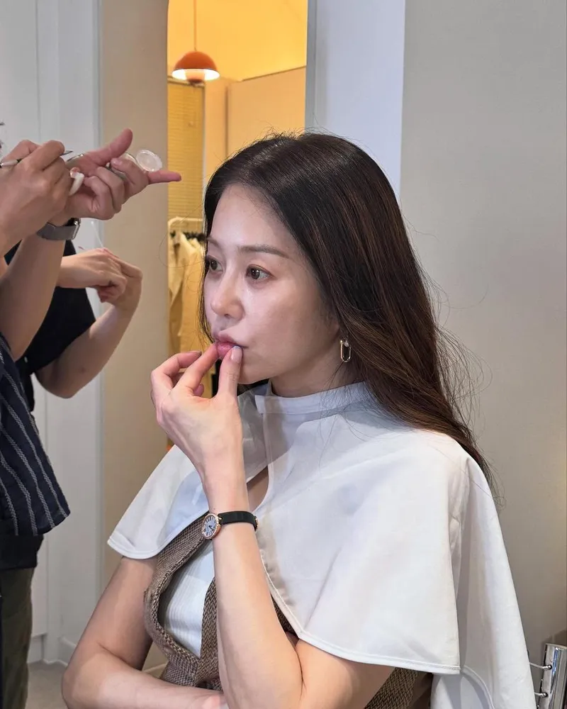 “분주한 준비의 여운”…고현정, 무심한 시선→여름 저녁 감각 폭발 / 배우 고현정 인스타그램