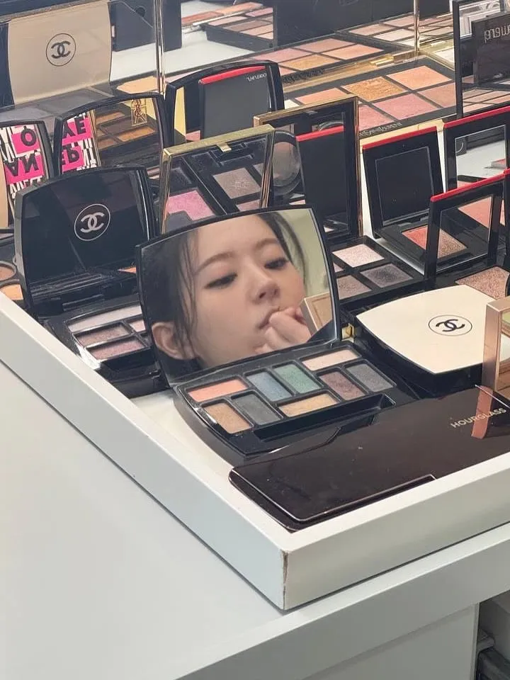 “조용한 설렘이 번졌다”…전소영, 거울 너머 집중→메이크업셋 감성 / 배우 전소영 인스타그램
