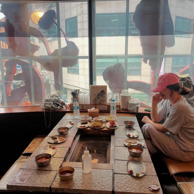“조용히 스며든 일상”…김성령, 분홍빛 미소→초여름 식당의 여유 / 배우 김성령 인스타그램