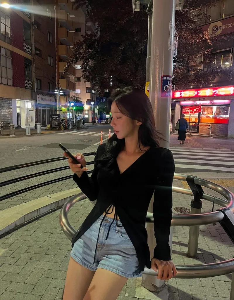 “택시 기다리는 순간”…이주빈, 밤 거리의 여름→감각적 일상 포착 / 배우 이주빈 인스타그램