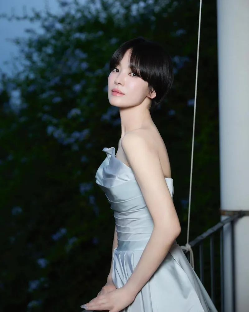 “청명한 저녁의 정적을 품고”…송혜교, 은빛 드레스→고요한 눈빛 압도 / 배우 송혜교 인스타그램