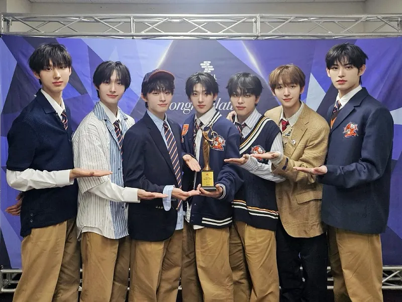에너지 가득 루키의 약진”…킥플립·서울가요대상 신인상→2025 글로벌 질주
