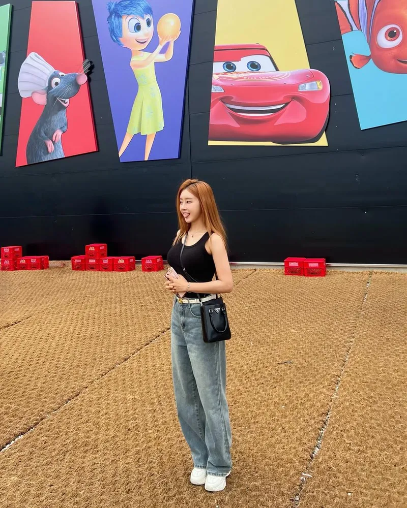 “공연장 앞 설렘 가득”…서인아, 여름 오후→내추럴한 존재감 / 가수 서인아 인스타그램