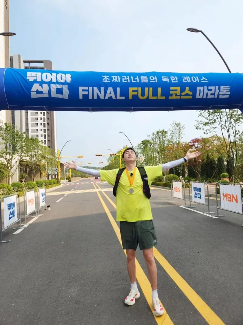 “정말 불가능할 것만 같았던 도전”…슬리피, 여름 햇살 속 마라톤 완주→감동의 순간 / 가수 슬리피 인스타그램