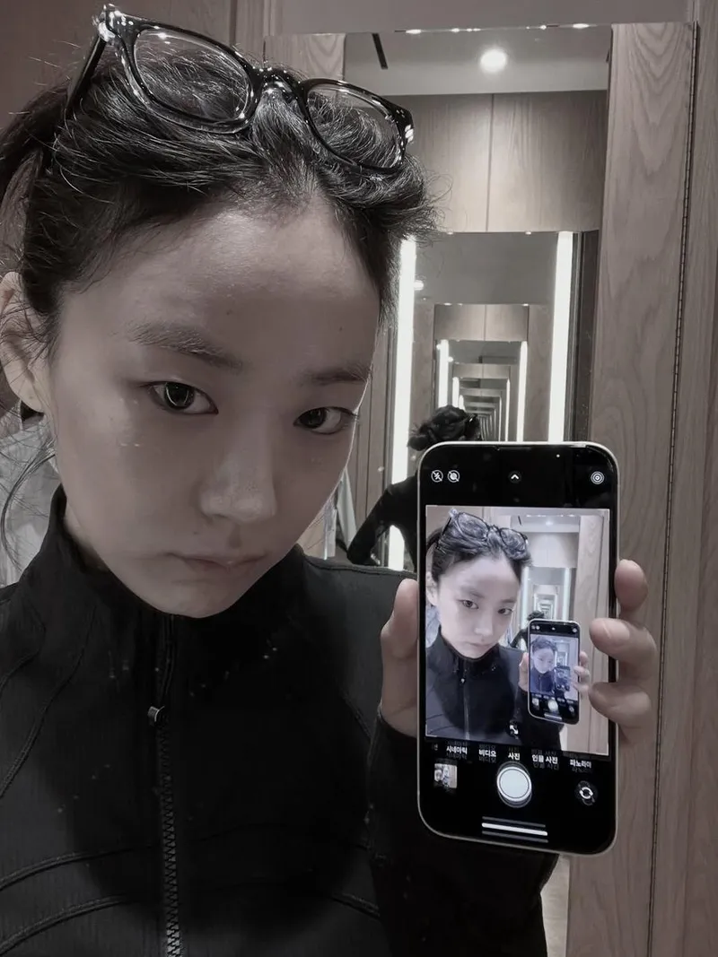 “무채색 거울 속에 서다”…이이담, 절제된 시선→고요한 오후 / 배우 이이담 인스타그램