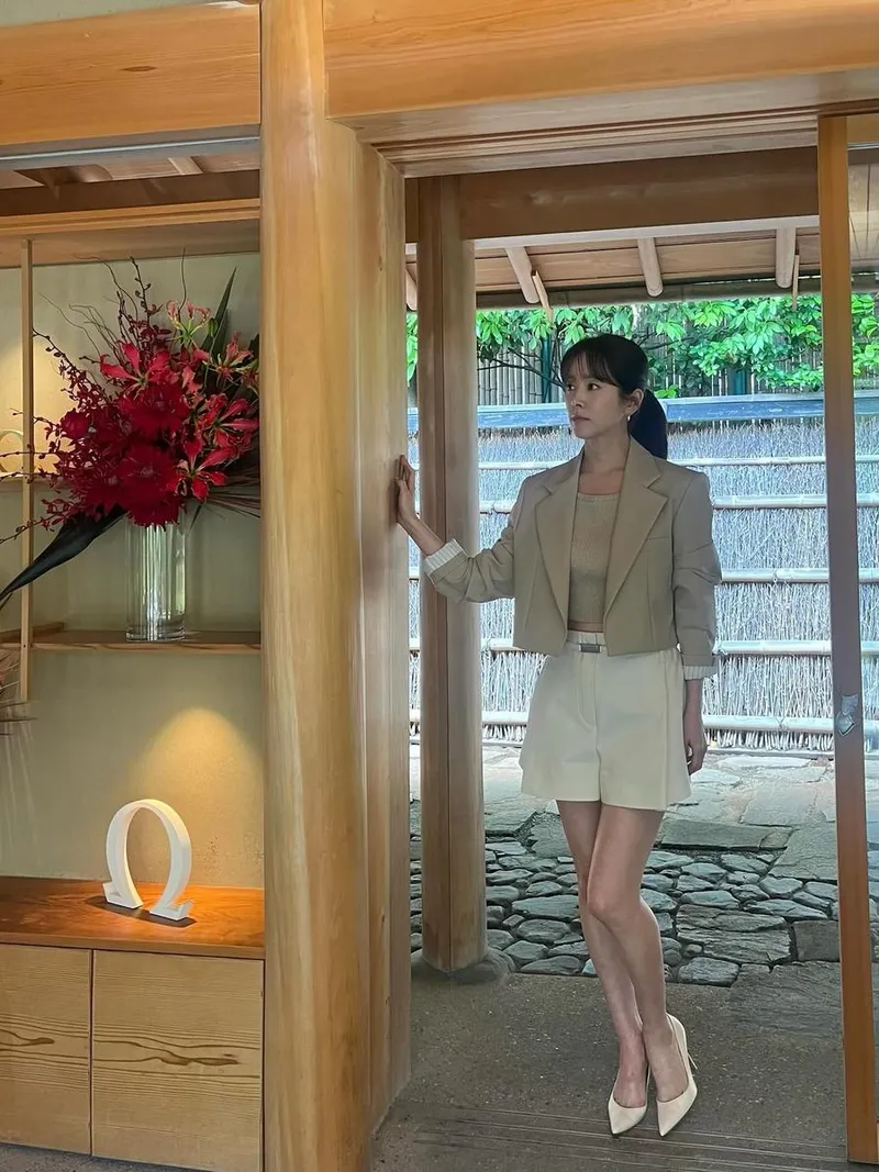 “무심히 펼쳐진 여름 오후”…한지민, 고요한 시선→내추럴 미학 완성 / 배우 한지민 인스타그램