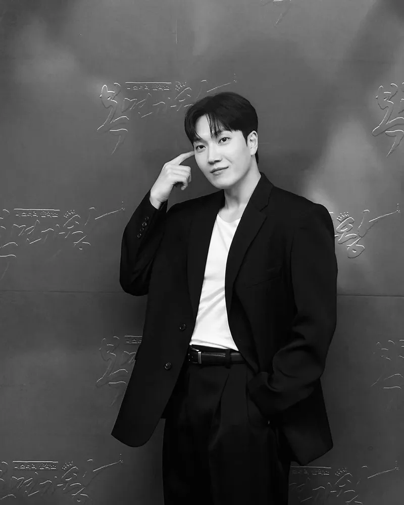 “차분히 흐르는 여운”…김필, 담담한 시선→블랙 슈트 아우라 / 가수 김필 인스타그램