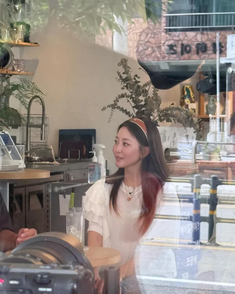 “유리창 너머 빛나는 순간”…김희선, 한여름 오후→감성 가득한 미소 / 배우 김희선 인스타그램