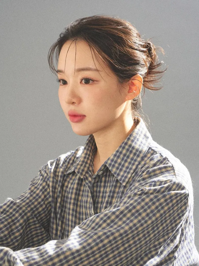 “사실 북토크 표지는 두 가지 컨셉이 있었답니다”…김진아, 부드러운 시선→초여름 분위기 / 너의 연애 출연자 김진아 인스타그램