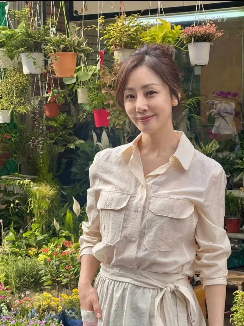 “상큼한 쥬스 한모금의 여유”…오나라, 초여름 햇살 아래→싱그러운 미소 / 배우 오나라 인스타그램