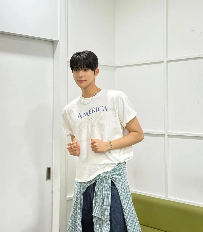 “듐칫”…문상민, 여름 무드에 녹아든 표정→청량 일상 포착 / 배우 문상민 인스타그램