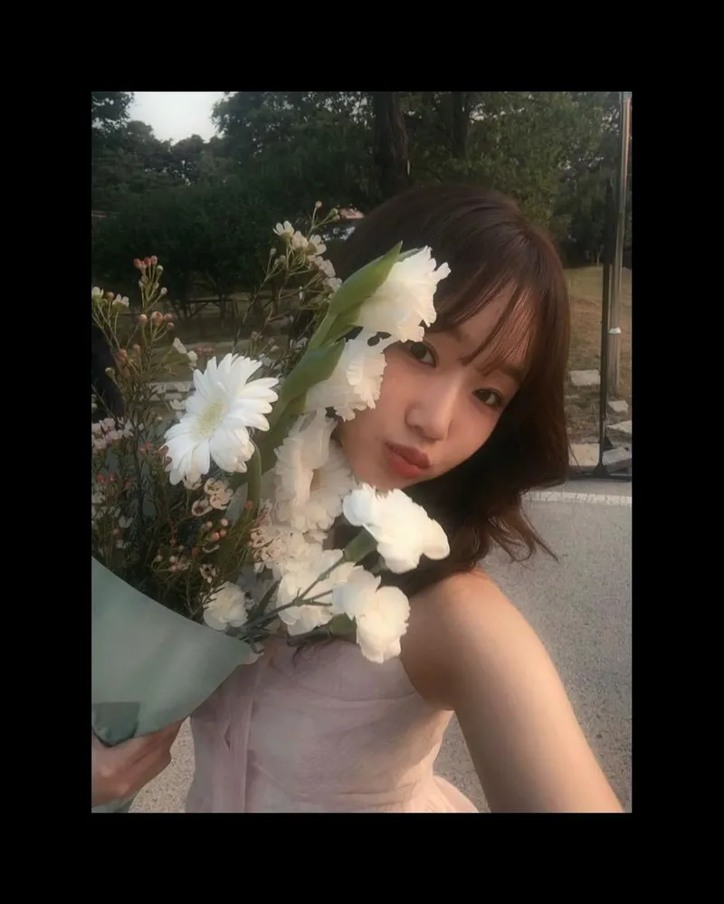 “햇살을 안고 피어났죠”…최유정, 초여름 꽃다발→순수미 감탄 / 걸그룹 위키미키 최유정 인스타그램
