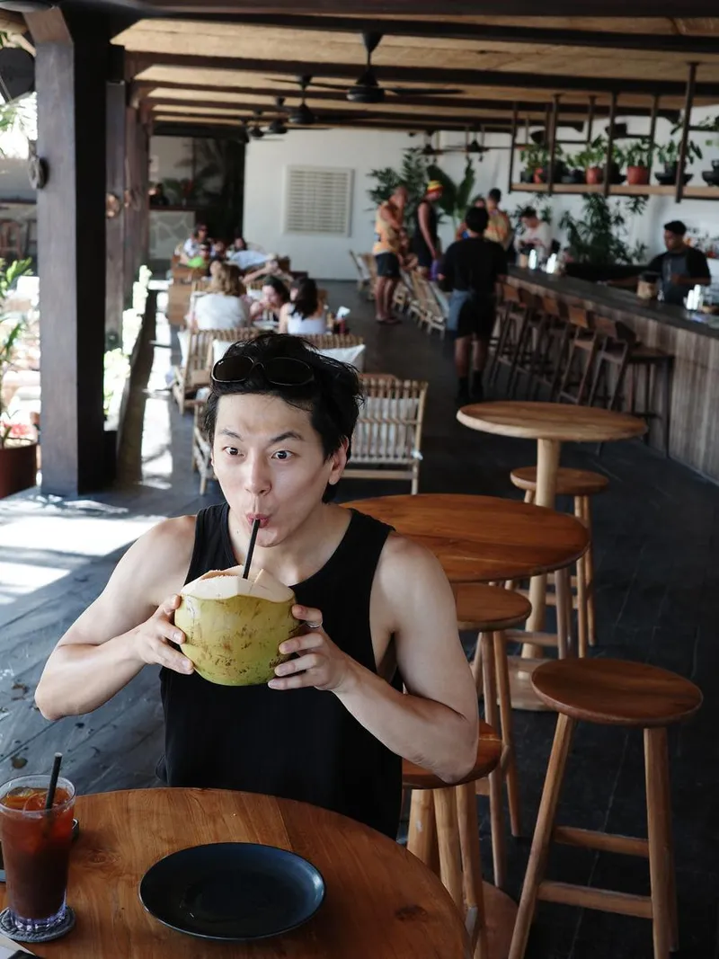 “아 더워”…한진희, 무더운 여름날→코코넛 한모금의 여유 / 배우 한진희 인스타그램