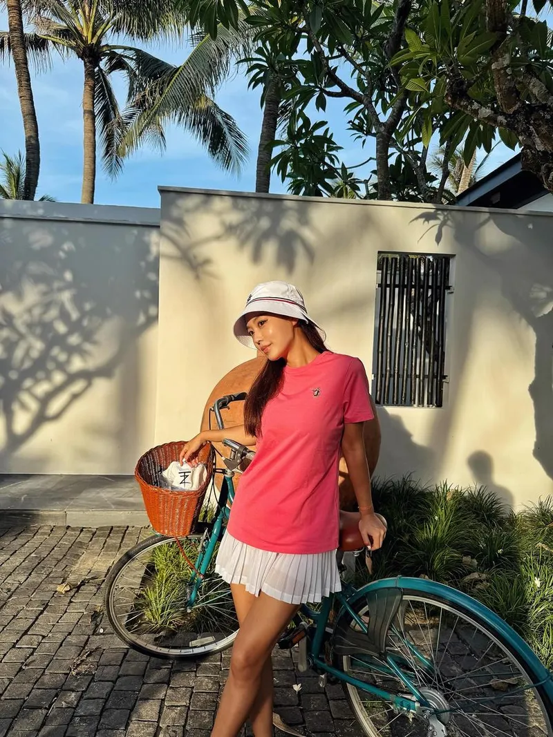 “Ride with me under the palm trees”…김희정, 여름 햇살 아래→자유의 산책 / 배우 김희정 인스타그램